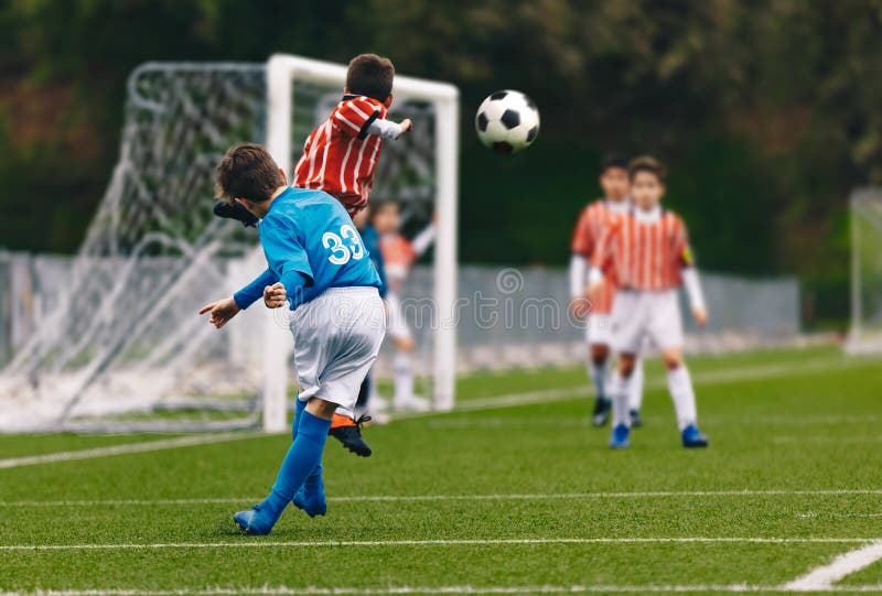 De speler kruist een Bal van het Voetbalvoetbal Jongens die Voetbalspel op Stadionhoogte spelen stock fotografie De speler kruist een Bal van het Voetbalvoetbal Jongens die Voetbalspel op Stadionhoogte spelen stock fotografie