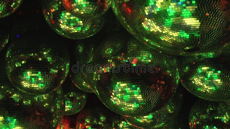 De spiegelballen wijzen op stralen van gekleurde lichten