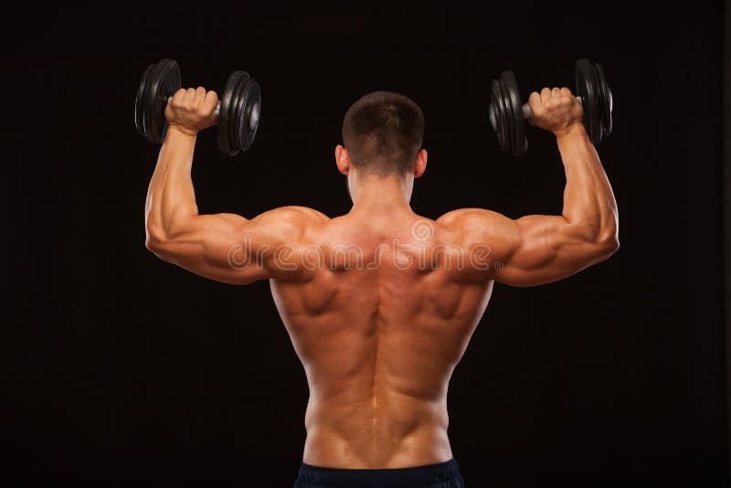 De spier mannelijke modelbodybuilder die oefeningen met domoren doen, keerde terug Geïsoleerd op Zwarte Achtergrond met Copyspace stock foto's De spier mannelijke modelbodybuilder die oefeningen met domoren doen, keerde terug Geïsoleerd op Zwarte Achtergrond met Copyspace stock foto's