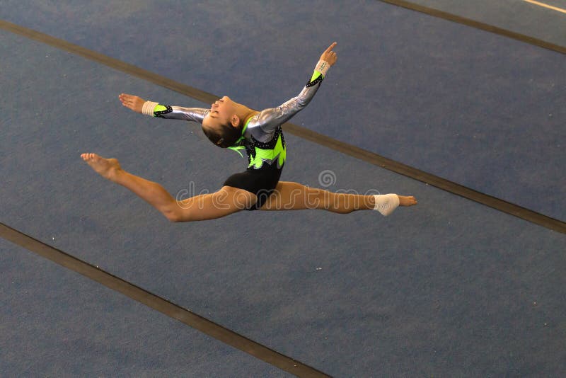 De Spleten van de de Vloerlucht van het gymnastiekmeisje royalty-vrije stock afbeelding De Spleten van de de Vloerlucht van het gymnastiekmeisje royalty-vrije stock afbeelding