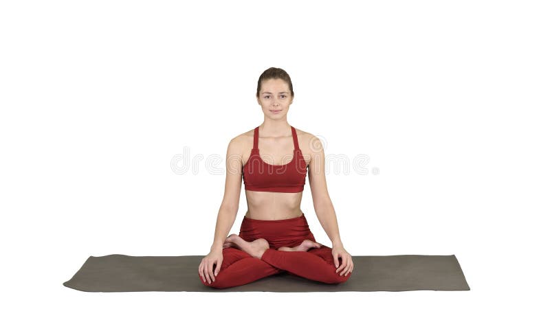 De sportieve aantrekkelijke vrouw het praktizeren yoga, die in Lotus-oefening, Siddhasana zitten stelt ademhaling op witte achter stock afbeelding De sportieve aantrekkelijke vrouw het praktizeren yoga, die in Lotus-oefening, Siddhasana zitten stelt ademhaling op witte achter stock afbeelding