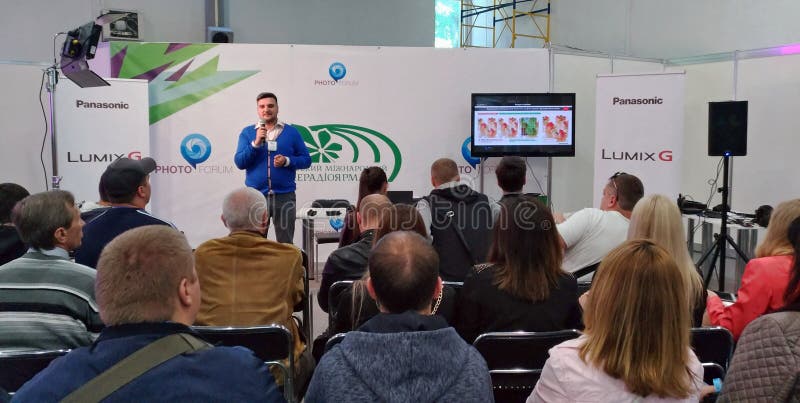 De spreker deelt zijn ervaring over het nieuwe videomateriaal op TV en Radio Internationale Markt in Kiev royalty-vrije stock afbeelding De spreker deelt zijn ervaring over het nieuwe videomateriaal op TV en Radio Internationale Markt in Kiev royalty-vrije stock afbeelding