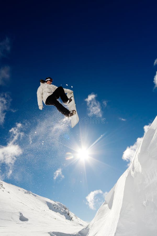 De sprong van Snowboarder