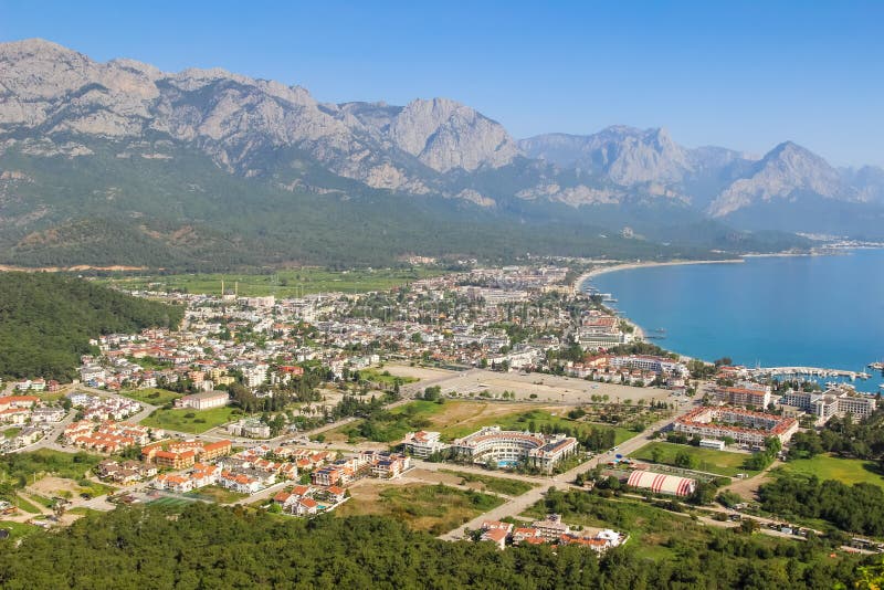 De stad Kemer van Turkije, Middellandse Zee en bergenmening van berg stock fotografie De stad Kemer van Turkije, Middellandse Zee en bergenmening van berg stock fotografie