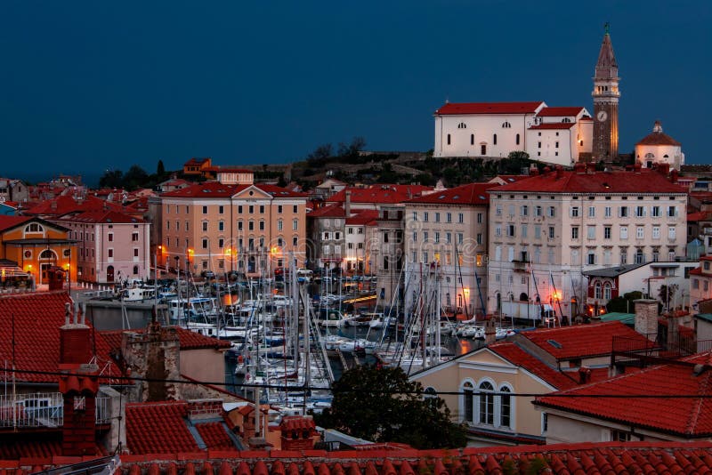 De stad Piran 's nachts in Picturesque, Slovenië royalty-vrije stock afbeelding De stad Piran 's nachts in Picturesque, Slovenië royalty-vrije stock afbeelding