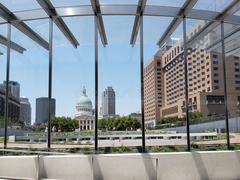 De stad St.Louis heeft van het museum van de Gatewayboog gezien stock afbeelding De stad St.Louis heeft van het museum van de Gatewayboog gezien stock afbeelding