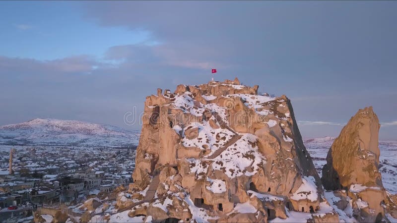 De stad uchisar castle in cappadocia turkije. stuitantennebeeld van het winterlandschap