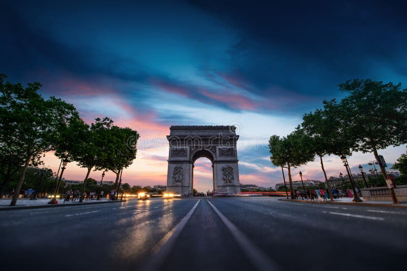 De stad van boogde triomphe Parijs bij zonsondergang royalty-vrije stock afbeelding De stad van boogde triomphe Parijs bij zonsondergang royalty-vrije stock afbeelding