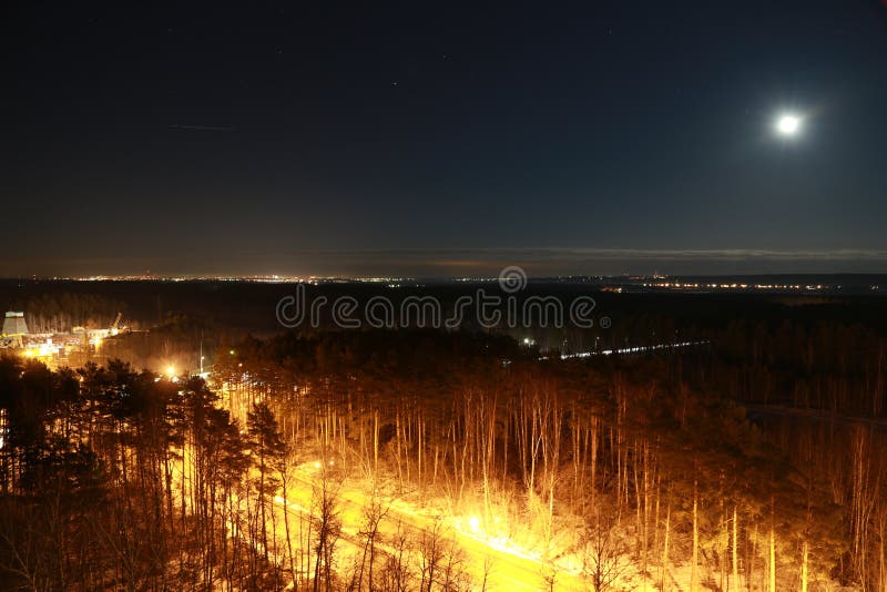 Download De Stad Van Cape Town Bij Nacht Met Maan In De Hemel Stock Foto - Afbeelding bestaande uit architectuur, commercieel: 107700028
