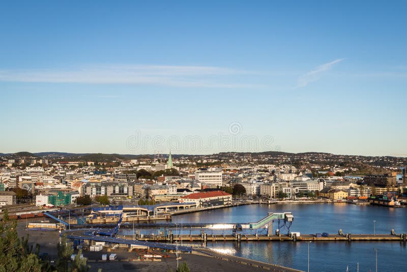 De stad van Kristiansand, Noorwegen, van bij een afstand hierboven wordt gezien die stock afbeelding De stad van Kristiansand, Noorwegen, van bij een afstand hierboven wordt gezien die stock afbeelding