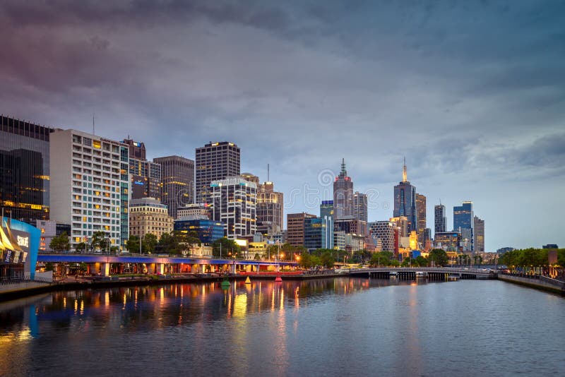 De Stad van Melbourne en Rivier Yarra bij nacht stock foto De Stad van Melbourne en Rivier Yarra bij nacht stock foto