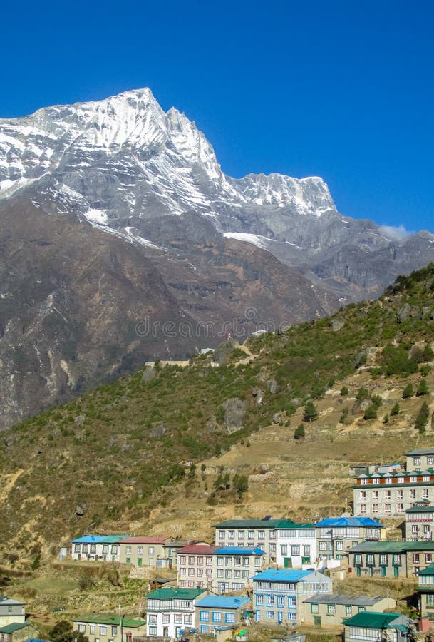 De stad van de Namchebazaar in Khumbu, bergdorp op EBC-trekkingsroute in Nepal stock afbeeldingen De stad van de Namchebazaar in Khumbu, bergdorp op EBC-trekkingsroute in Nepal stock afbeeldingen