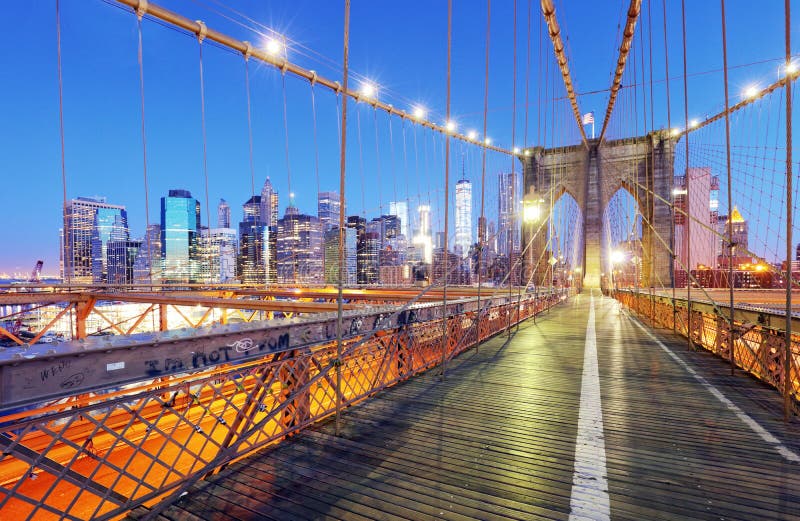 De Stad van New York, de Brug van Brooklyn bij nacht, de V.S. stock afbeelding De Stad van New York, de Brug van Brooklyn bij nacht, de V.S. stock afbeelding