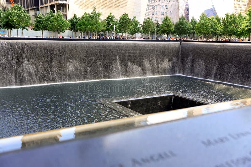 De Stad van New York, de V.S. - 14 Augustus, 2014: 9/11 Gedenkteken bij Grond Nul die, Manhattan, de terroristische aanslag van 1 stock foto's De Stad van New York, de V.S. - 14 Augustus, 2014: 9/11 Gedenkteken bij Grond Nul die, Manhattan, de terroristische aanslag van 1 stock foto's