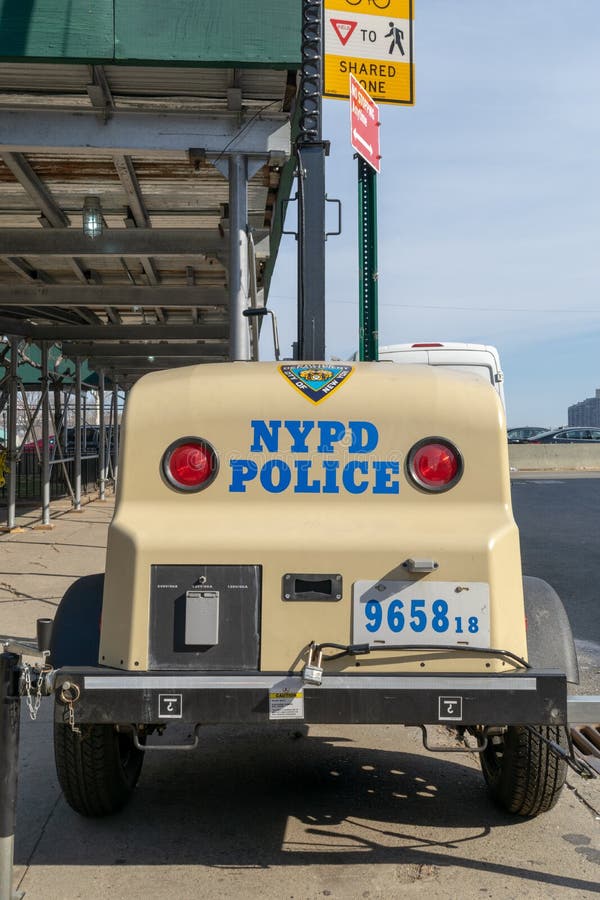 De Stad van New York, NY/USA - 3/19/2019: NYPD-machtsgenerator op een straat van Manhattan stock foto's De Stad van New York, NY/USA - 3/19/2019: NYPD-machtsgenerator op een straat van Manhattan stock foto's