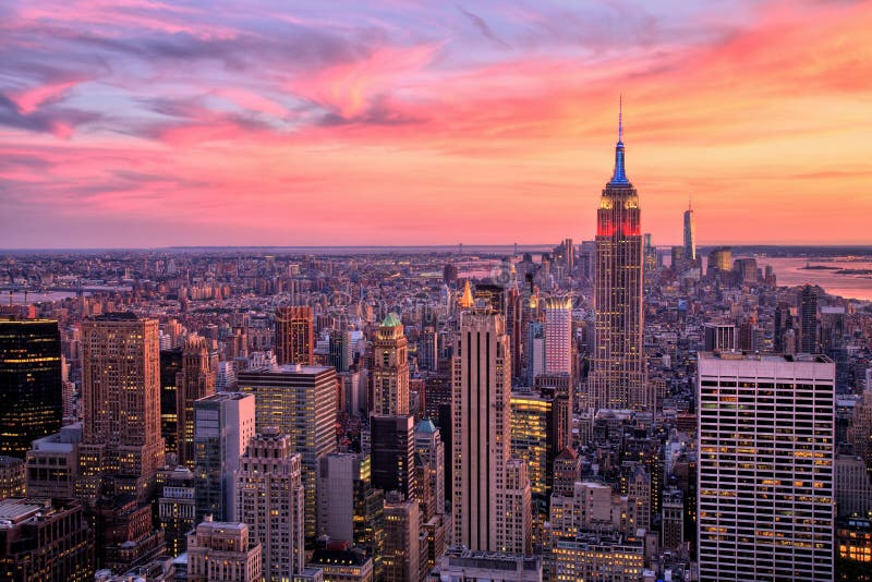 De Stad van New York Uit het stadscentrum met Empire State Building bij Verbazende Zonsondergang