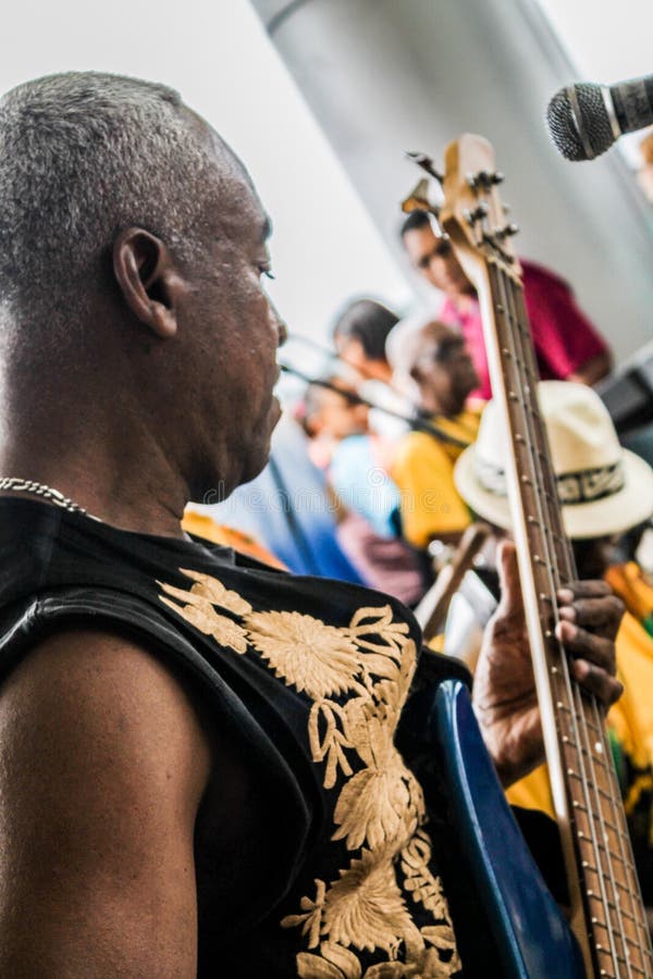 De Stad van Panama, Panama, 15 Augustus, 2015 Close-up van Afrikaans-Amerikaanse musicus het spelen gitaar met zijn groep royalty-vrije stock foto's De Stad van Panama, Panama, 15 Augustus, 2015 Close-up van Afrikaans-Amerikaanse musicus het spelen gitaar met zijn groep royalty-vrije stock foto's