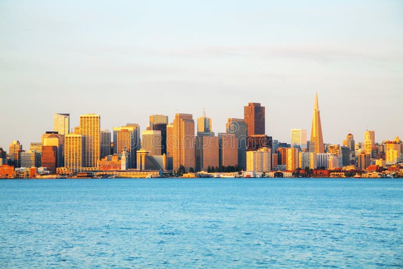 De stad in van San Francisco zoals gezien van de baai royalty-vrije stock fotografie De stad in van San Francisco zoals gezien van de baai royalty-vrije stock fotografie