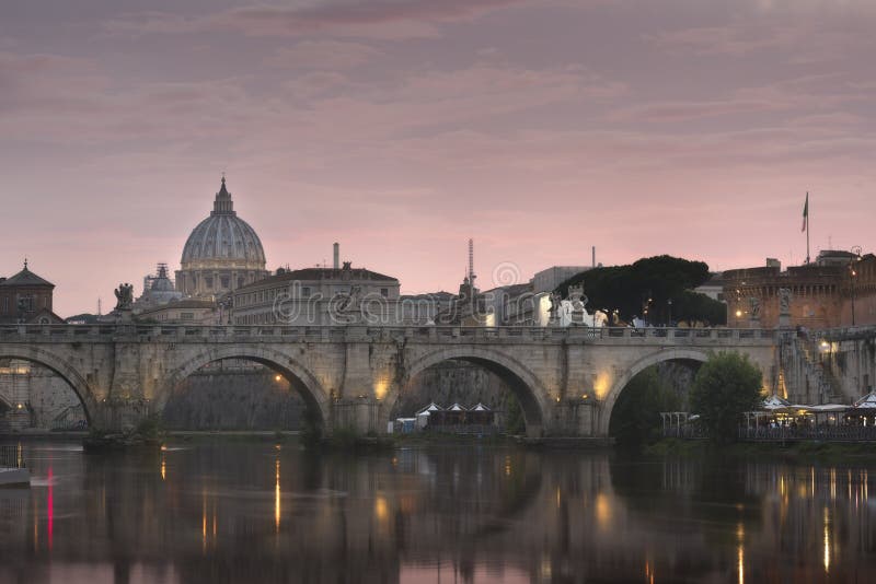 De Stad van Vatikaan, Rome, Italië, het Mooie Trillende Panorama van het Nachtbeeld van St Peter Basiliek, Ponte St Angelo en Tib stock fotografie De Stad van Vatikaan, Rome, Italië, het Mooie Trillende Panorama van het Nachtbeeld van St Peter Basiliek, Ponte St Angelo en Tib stock fotografie