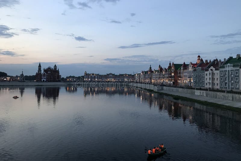 De stad van Yoshkarola Mari El, Rusland De Dijk van Brugge in de stad van Yoshkar-Ola bij nacht stock afbeeldingen De stad van Yoshkarola Mari El, Rusland De Dijk van Brugge in de stad van Yoshkar-Ola bij nacht stock afbeeldingen