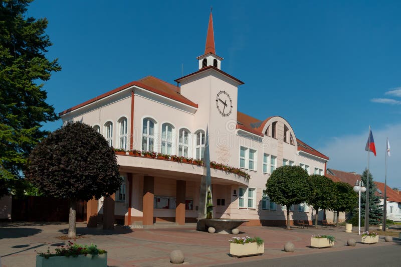 De stadhuisbouw in provincieplaats Velke Pavlovice stock fotografie De stadhuisbouw in provincieplaats Velke Pavlovice stock fotografie