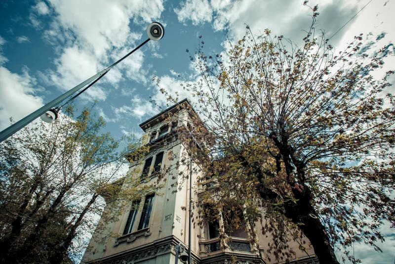 De stadsarchitectuur van Milaan en historische gebouwen in Italië Cityscape, historisch Europa, oriëntatiepunt royalty-vrije stock fotografie De stadsarchitectuur van Milaan en historische gebouwen in Italië Cityscape, historisch Europa, oriëntatiepunt royalty-vrije stock fotografie