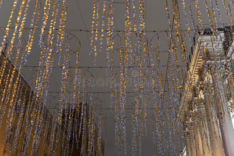 De stadsdecoratie van de Kerstmistijd Lichten en speelgoed op de stadsstraat tijdens het seizoen van de de wintervakantie Feestel royalty-vrije stock fotografie De stadsdecoratie van de Kerstmistijd Lichten en speelgoed op de stadsstraat tijdens het seizoen van de de wintervakantie Feestel royalty-vrije stock fotografie