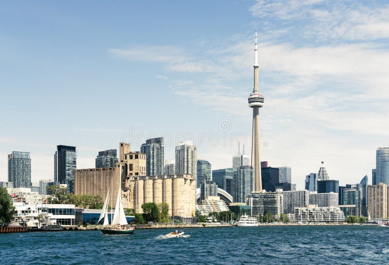 De stadshorizon die van Toronto het oosten langs waterkant kijken royalty-vrije stock foto De stadshorizon die van Toronto het oosten langs waterkant kijken royalty-vrije stock foto