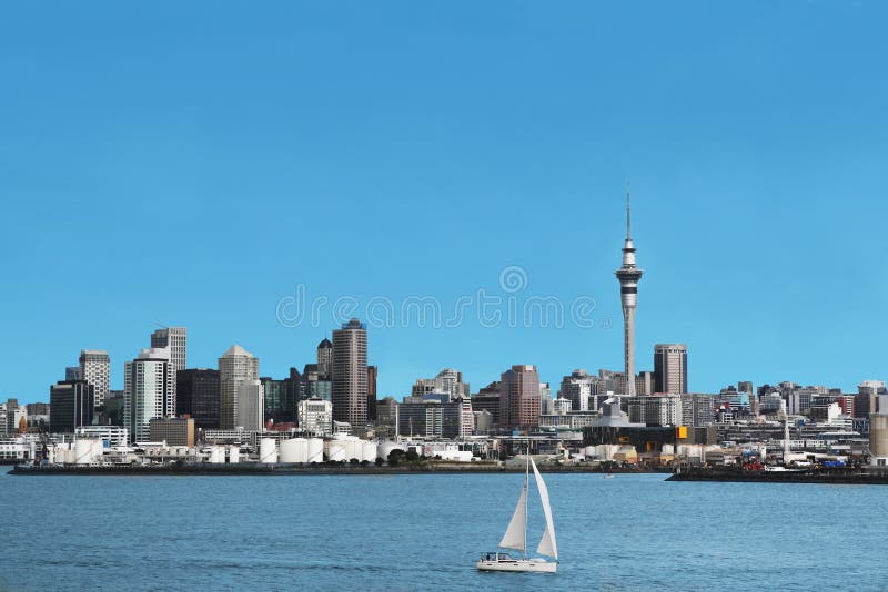 De Stadshorizon en Haven van Auckland met Skytower, in Nieuw Zeeland