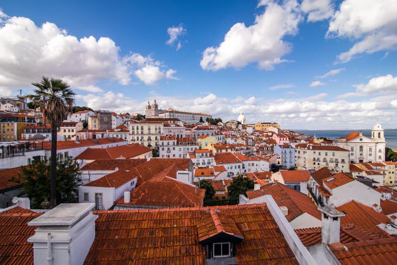 De stadshorizon van Lissabon, Portugal in Alfama stock foto's De stadshorizon van Lissabon, Portugal in Alfama stock foto's