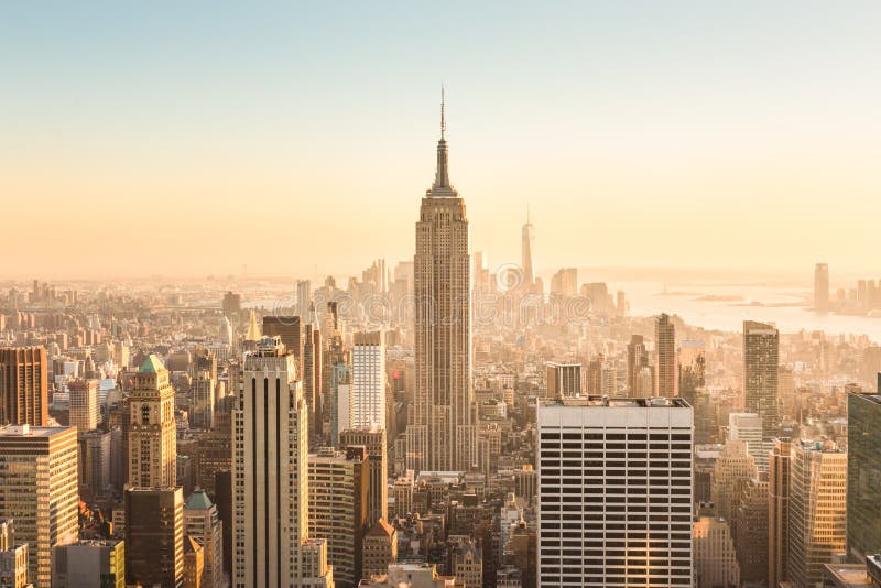 De Stadshorizon van New York met stedelijke wolkenkrabbers bij zonsondergang, de V.S. stock foto's De Stadshorizon van New York met stedelijke wolkenkrabbers bij zonsondergang, de V.S. stock foto's