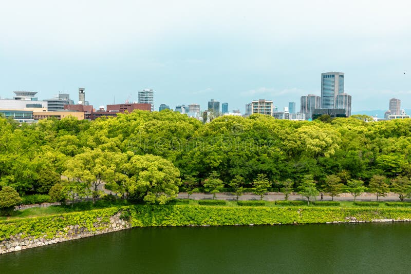 De stadshorizon van Osaka, Japan bij het kasteel en bedrijfspark in stock fotografie De stadshorizon van Osaka, Japan bij het kasteel en bedrijfspark in stock fotografie