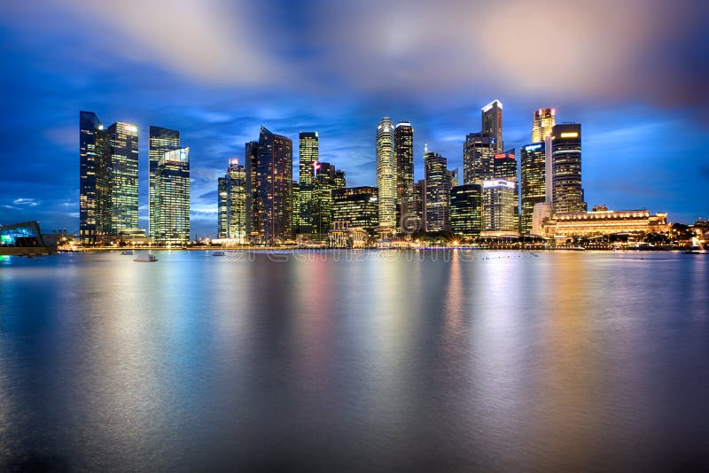 De stadshorizon van Singapore bij nacht royalty-vrije stock fotografie De stadshorizon van Singapore bij nacht royalty-vrije stock fotografie
