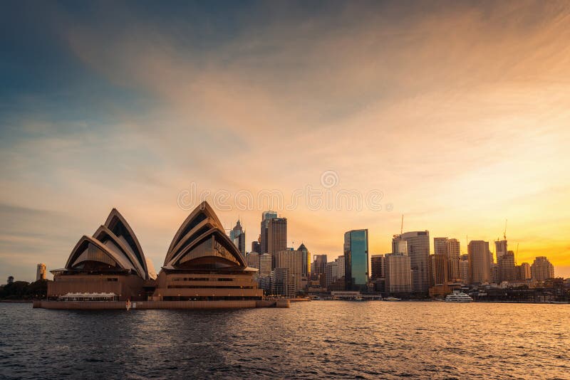 De stadshorizon van Sydney bij zonsondergang royalty-vrije stock foto's