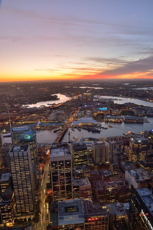 De stadshorizon van Sydney bij zonsondergang stock afbeelding