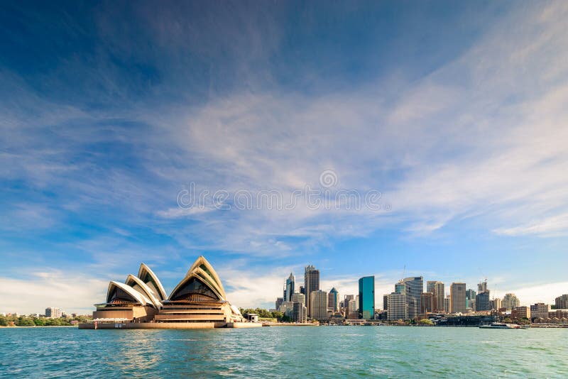 De stadshorizon van Sydney met het Operahuis royalty-vrije stock afbeeldingen