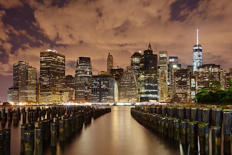 De Stadspanorama van New York bij nacht Manhattan bij Nacht royalty-vrije stock afbeelding De Stadspanorama van New York bij nacht Manhattan bij Nacht royalty-vrije stock afbeelding