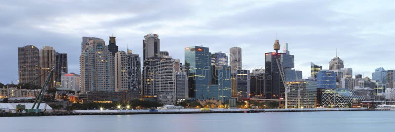 Stadsgezicht van Sydney bij zonsopgang stock afbeeldingen