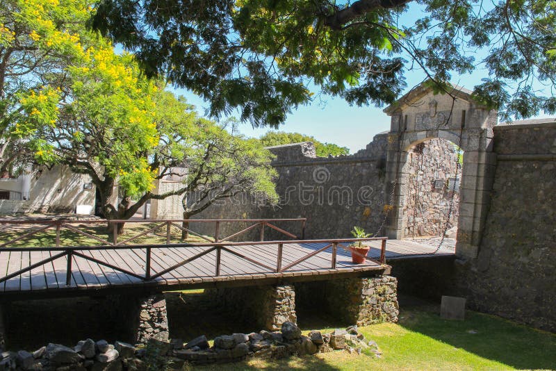 De stadspoort van Puertaldel campo in Colonia del Sacramento in Uruguay stock foto De stadspoort van Puertaldel campo in Colonia del Sacramento in Uruguay stock foto