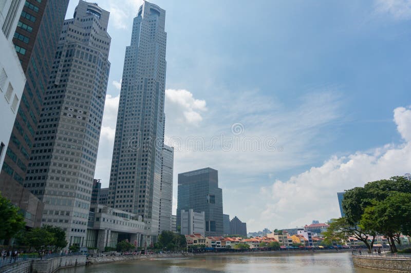 De stadswolkenkrabber van Singapore met de rivier van Singapore stock fotografie De stadswolkenkrabber van Singapore met de rivier van Singapore stock fotografie