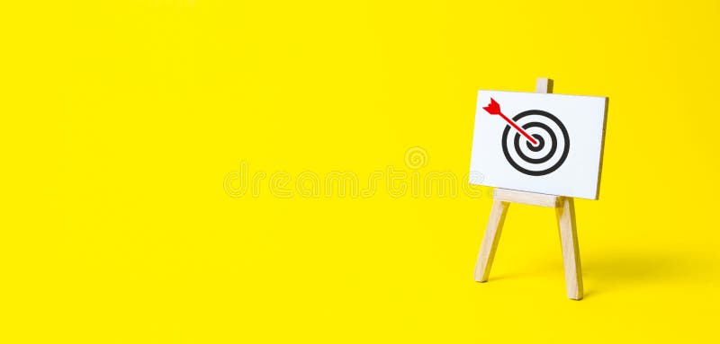 De standaard van het teken met een pijl in het doel op een gele achtergrond Hit precies in het midden Tactiek van de reclame adve