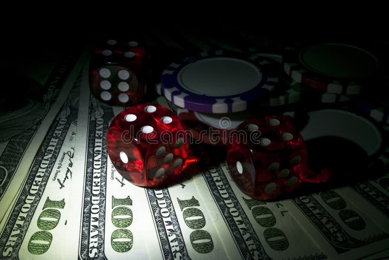 De stapel Pookspaanders met dobbelt broodjes op een dollar factureert, Geld Pooklijst bij het casino Het concept van het pookspel royalty-vrije stock afbeeldingen De stapel Pookspaanders met dobbelt broodjes op een dollar factureert, Geld Pooklijst bij het casino Het concept van het pookspel royalty-vrije stock afbeeldingen