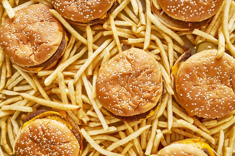 De stapel van burgers en de gebraden gerechten in vlakte leggen samenstelling royalty-vrije stock afbeelding De stapel van burgers en de gebraden gerechten in vlakte leggen samenstelling royalty-vrije stock afbeelding