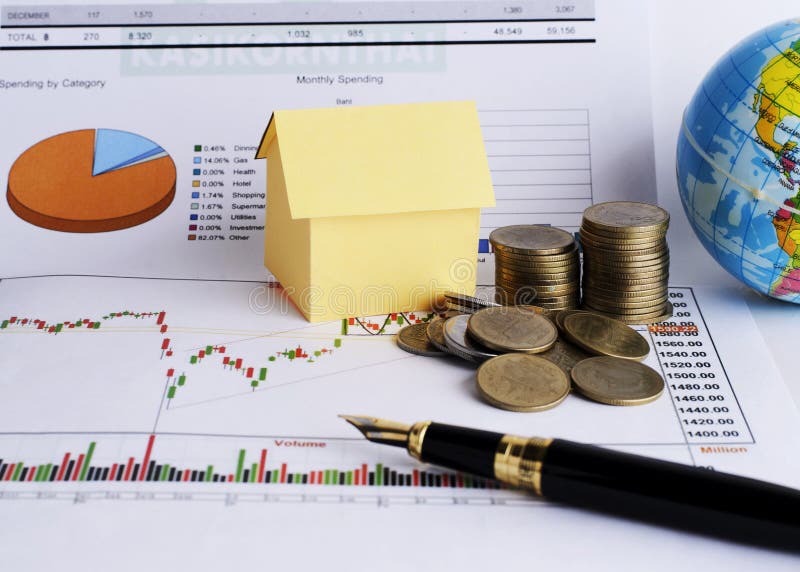 De stapel van geldmuntstukken en Huisdocument voor het concept van het Leningengeld stock foto De stapel van geldmuntstukken en Huisdocument voor het concept van het Leningengeld stock foto