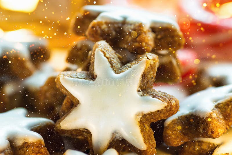 De stapel van het Traditionele Duitse Gebakken Huis van Kerstmiskoekjes verglaasde Kaneel meespeelt het Fonkelen Feestelijk Garla stock afbeelding De stapel van het Traditionele Duitse Gebakken Huis van Kerstmiskoekjes verglaasde Kaneel meespeelt het Fonkelen Feestelijk Garla stock afbeelding