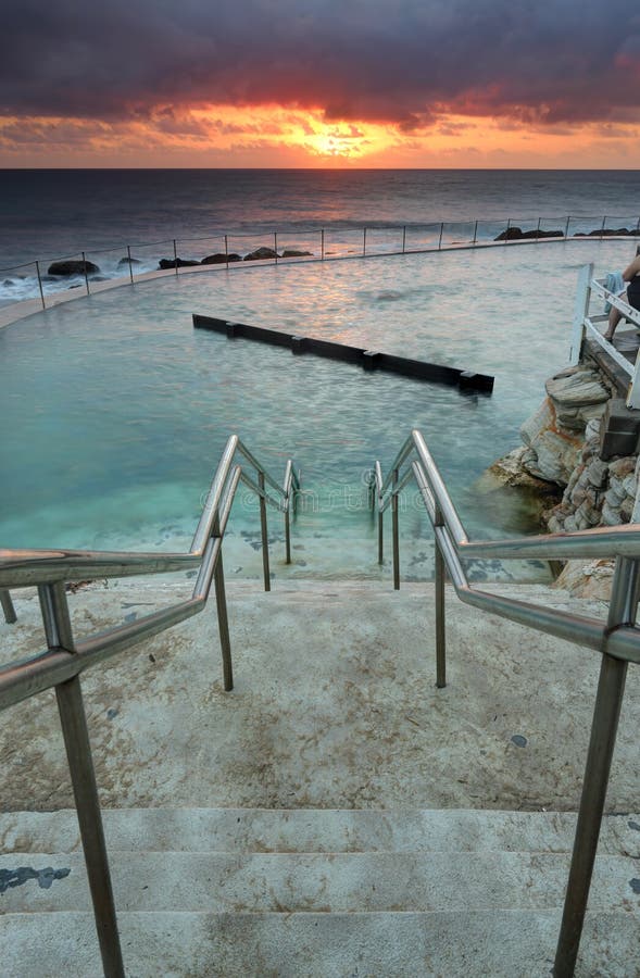 De stappen die neer in de Oceaanbaden Australië leiden van Bronte stock foto De stappen die neer in de Oceaanbaden Australië leiden van Bronte stock foto