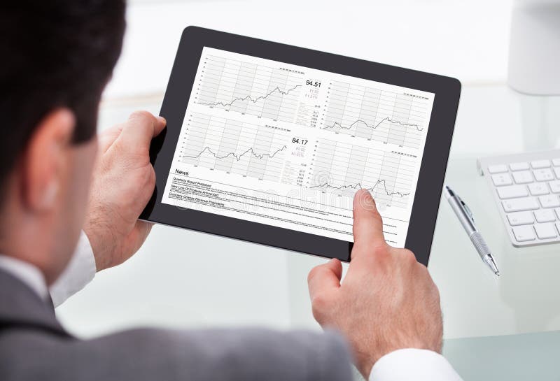 De Status van zakenmananalyzing stock market op Digitale Tablet royalty-vrije stock afbeelding De Status van zakenmananalyzing stock market op Digitale Tablet royalty-vrije stock afbeelding