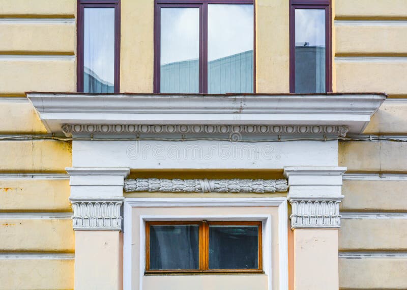 De stedelijke bouw van de stads klassieke stijl met decoratieve ingang Oud rijtjeshuis royalty-vrije stock foto's De stedelijke bouw van de stads klassieke stijl met decoratieve ingang Oud rijtjeshuis royalty-vrije stock foto's