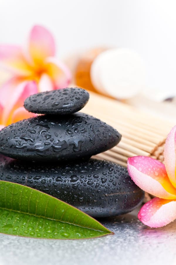 De stenen en Frangipani van het kuuroord stock afbeelding De stenen en Frangipani van het kuuroord stock afbeelding