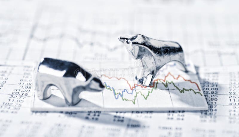 De stier en draagt en aandelenprijzen stock afbeeldingen De stier en draagt en aandelenprijzen stock afbeeldingen